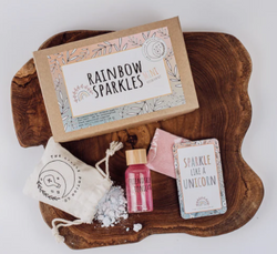 Sparkle like a Unicorn with this Rainbow Sparkles Mini Potion Kit by The Little Potion Co!   This Sparkly mini kit is for those who dream of meeting a unicorn and wish on rainbows. Create potions for Love, friendship and hope with this kit. 
