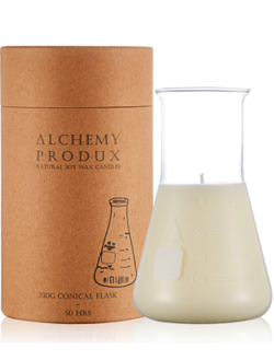 Get a whiff of this insanely yummy Lychee & Black Tea candle! Set in a chemistry flask, this range by Alchemy are about mixing a Science vibe with incredible scents. 
